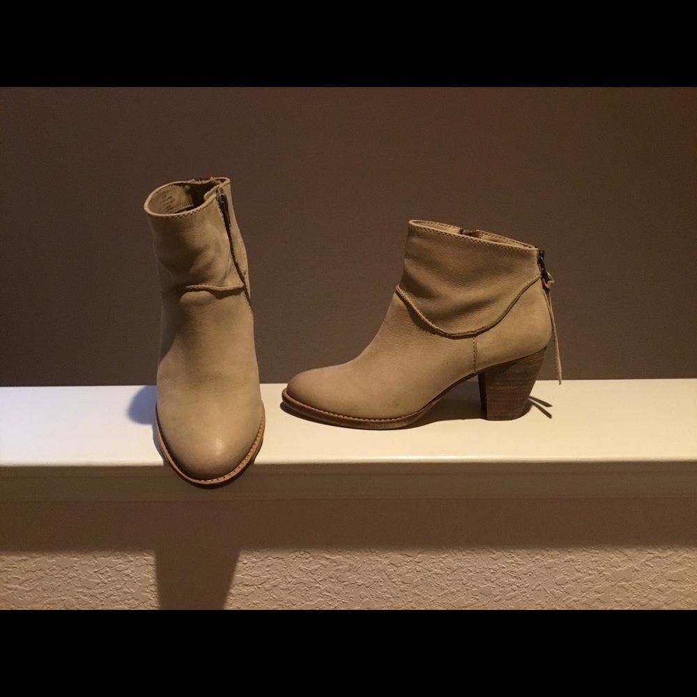 Steve Madden nude booties
